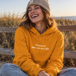 I'm The CEO Hoodie – Turuncu – model üzerinde ön görünüm