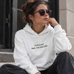 I'm The CEO Hoodie – Beyaz – model üzerinde ön görünüm
