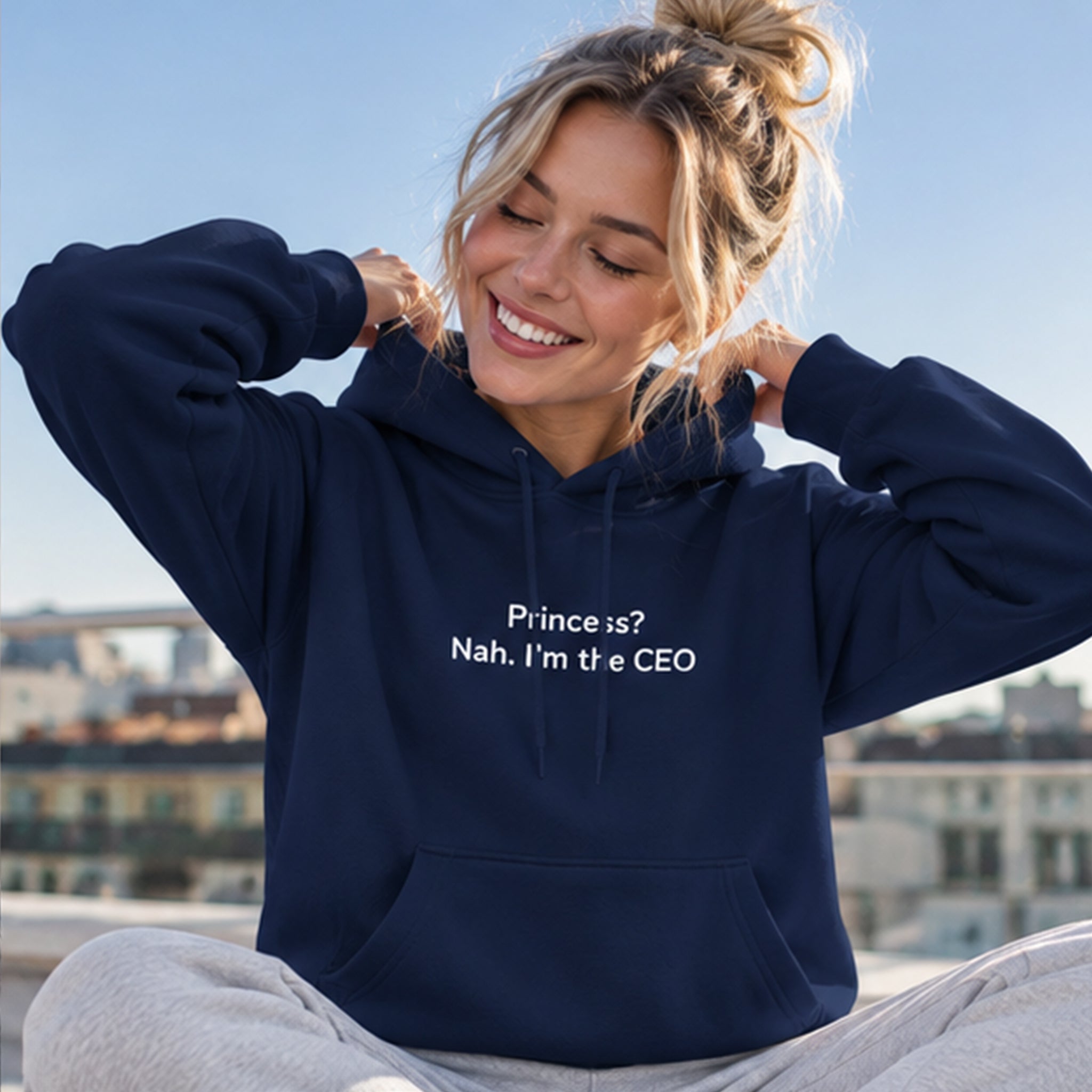 I'm The CEO Hoodie – Lacivert – model üzerinde ön görünüm