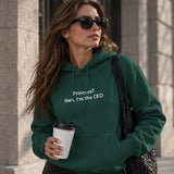 I'm The CEO Hoodie – Koyu Yeşil – model üzerinde ön görünüm