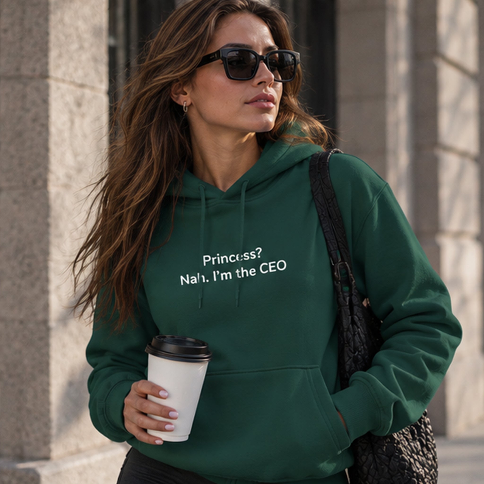 I'm The CEO Hoodie – Koyu Yeşil – model üzerinde ön görünüm