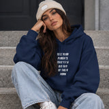 Tell Your Parents Hoodie – Lacivert – model üzerinde ön görünüm
