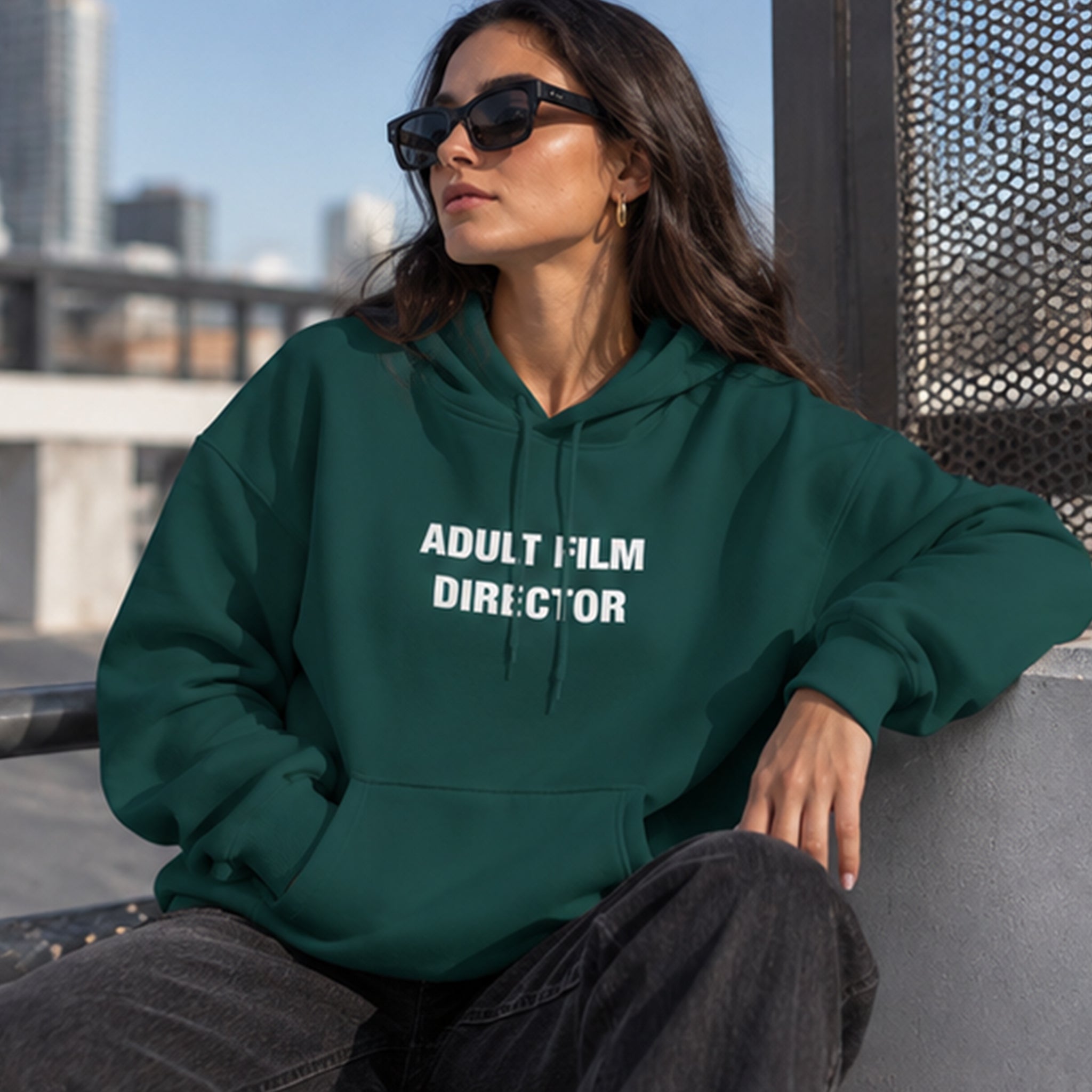 Adult Film Director Hoodie – Koyu Yeşil – model üzerinde ön görünüm