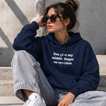 Give My Middle Finger Hoodie – Lacivert – model üzerinde ön görünüm