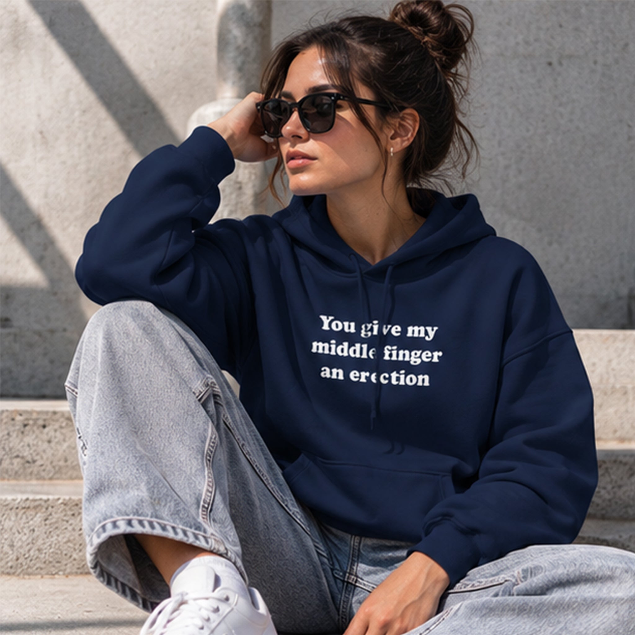 Give My Middle Finger Hoodie – Lacivert – model üzerinde ön görünüm