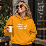 Give My Middle Finger Hoodie – Turuncu – model üzerinde ön görünüm