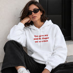 Give My Middle Finger Hoodie – Beyaz – model üzerinde ön görünüm