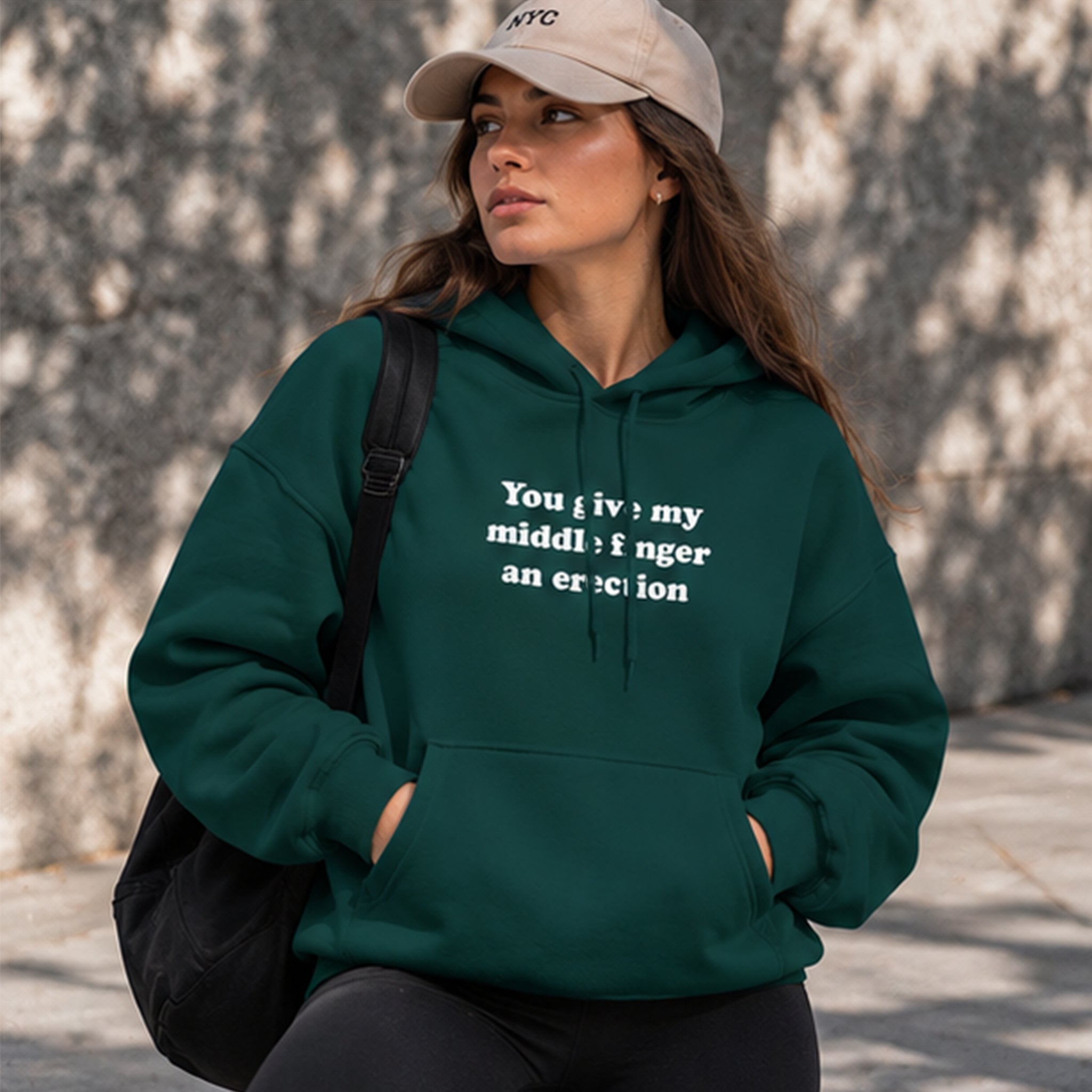 Give My Middle Finger Hoodie – Koyu Yeşil – model üzerinde ön görünüm