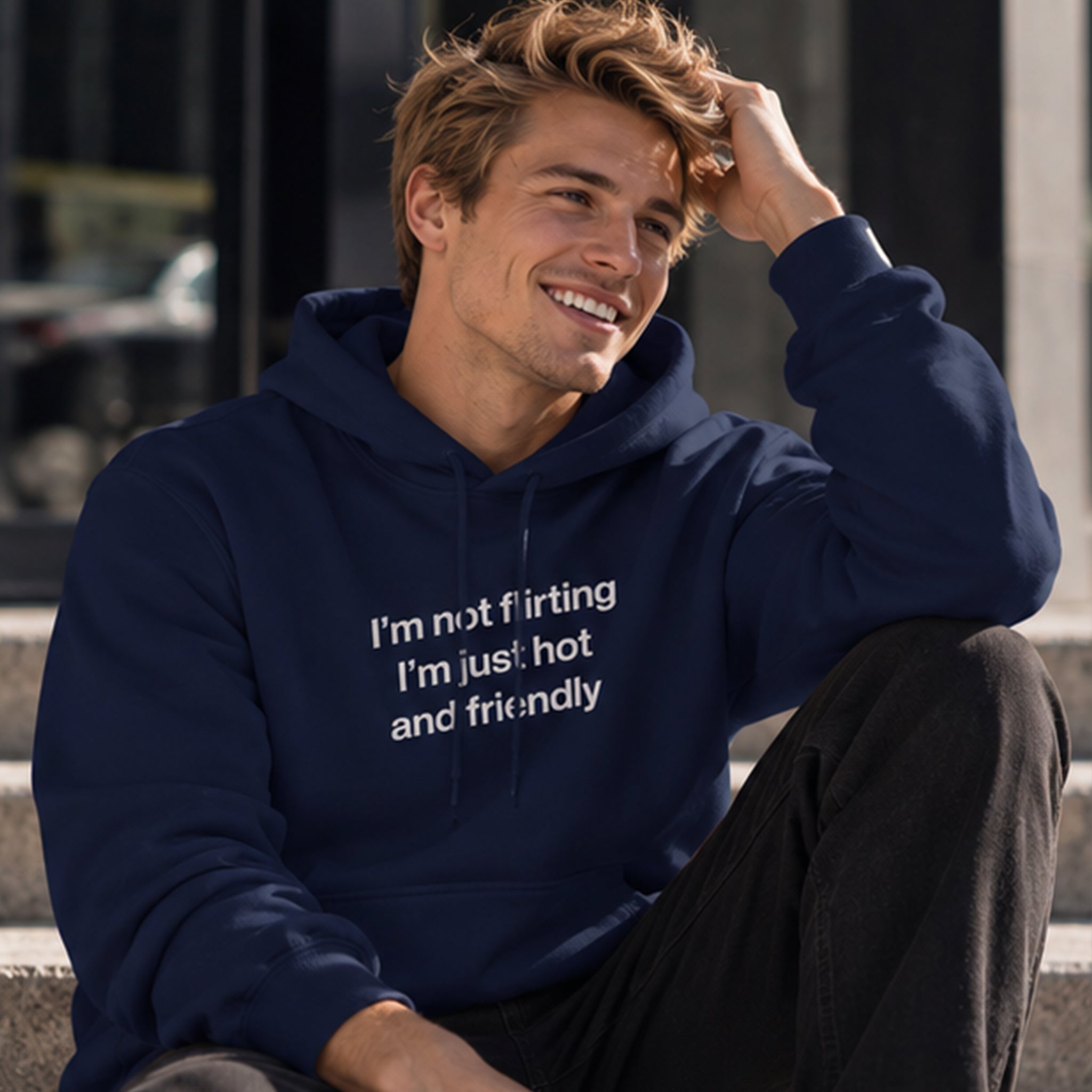 I'm Not Flirting Hoodie – Lacivert – model üzerinde ön görünüm