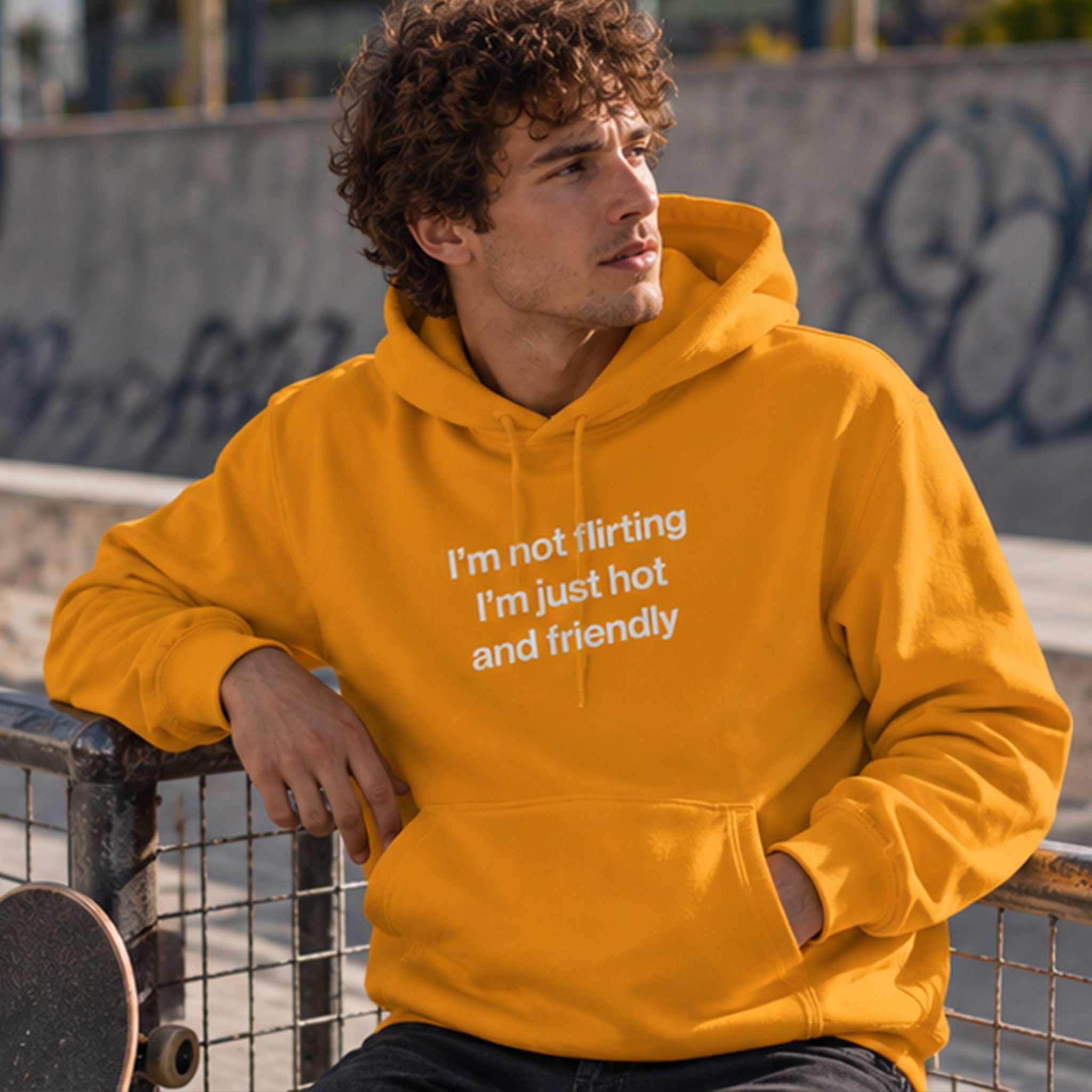 I'm Not Flirting Hoodie – Turuncu – model üzerinde ön görünüm
