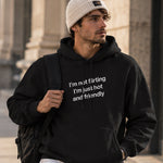I'm Not Flirting Hoodie – Siyah – model üzerinde ön görünüm
