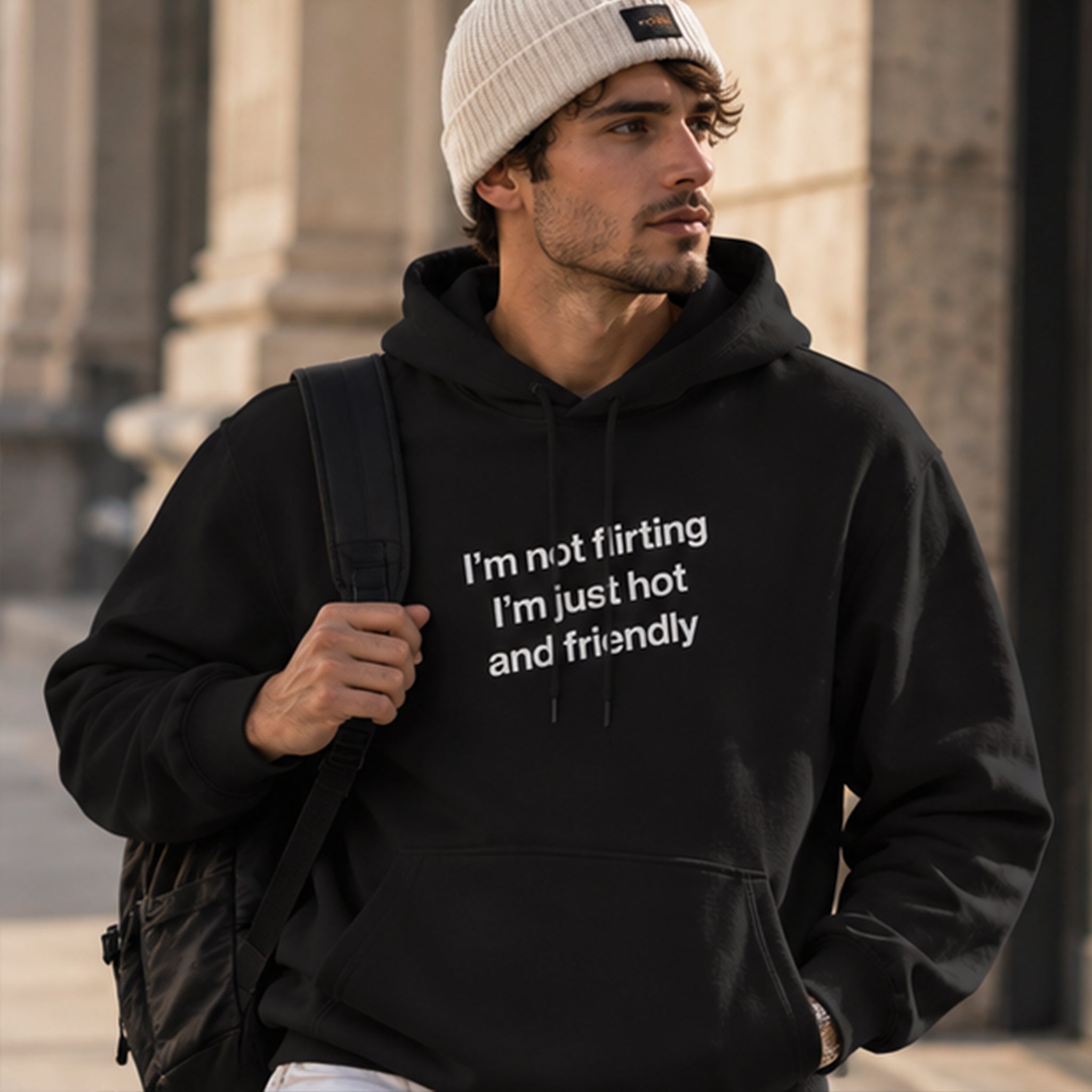 I'm Not Flirting Hoodie – Siyah – model üzerinde ön görünüm