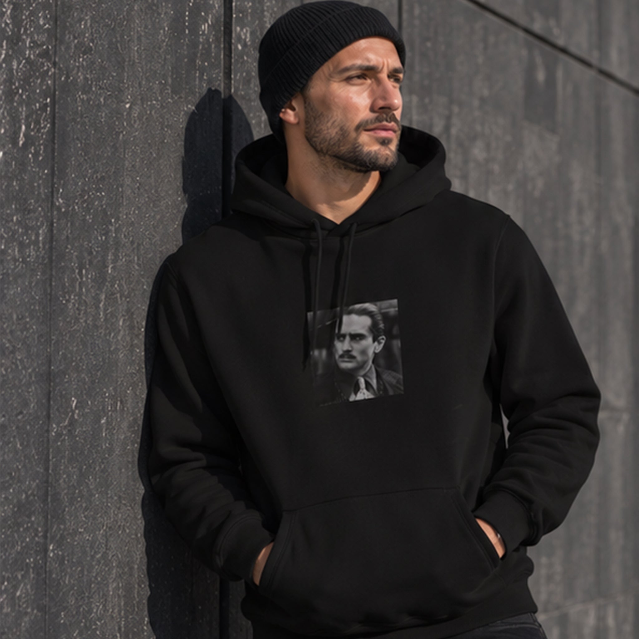 Vito Corleone Hoodie – Siyah – model üzerinde ön görünüm
