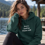 Boobs Loading Please Wait Hoodie – Koyu Yeşil – model üzerinde ön görünüm