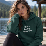 Boobs Loading Please Wait Hoodie – Koyu Yeşil – model üzerinde ön görünüm
