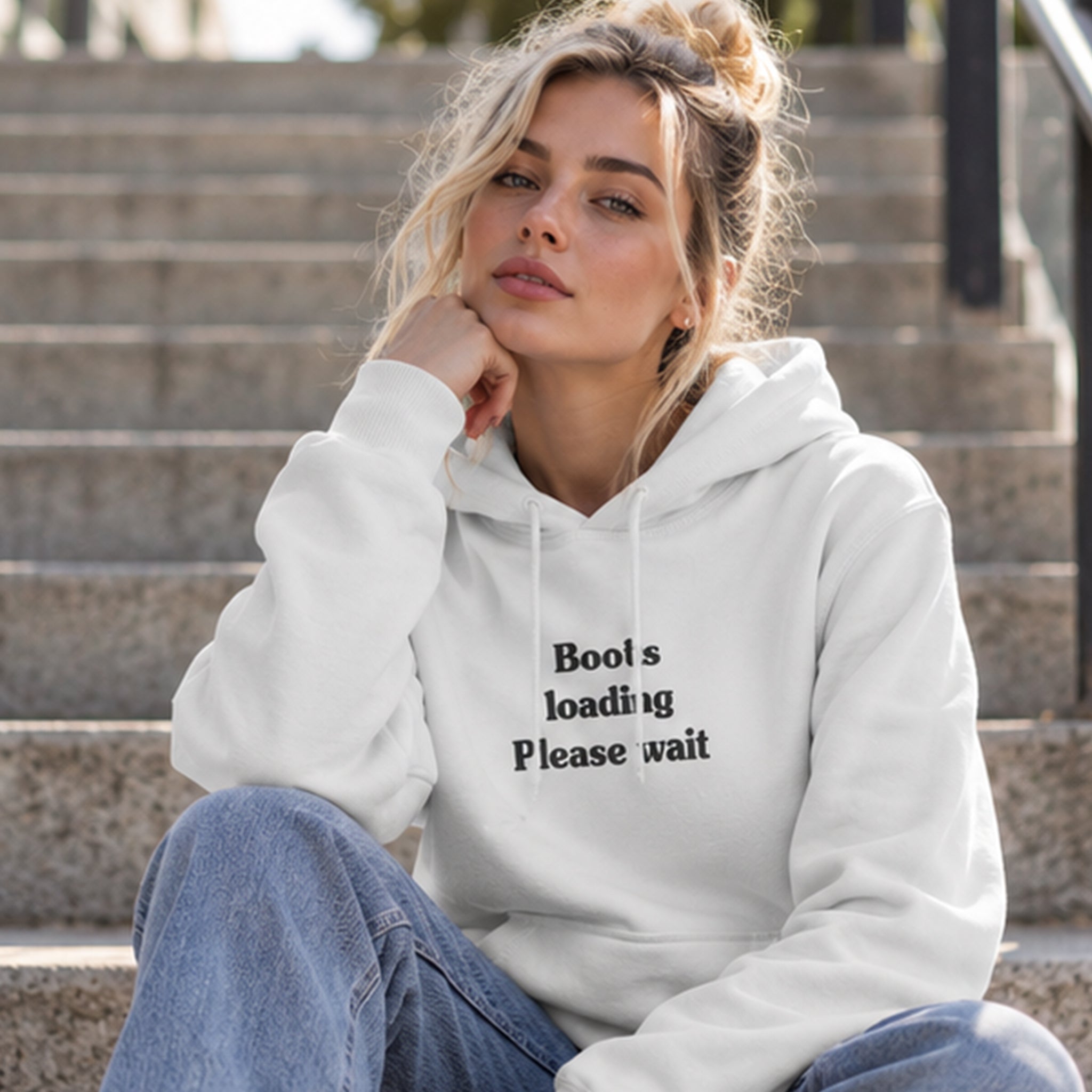 Boobs Loading Please Wait Hoodie – Beyaz – model üzerinde ön görünüm