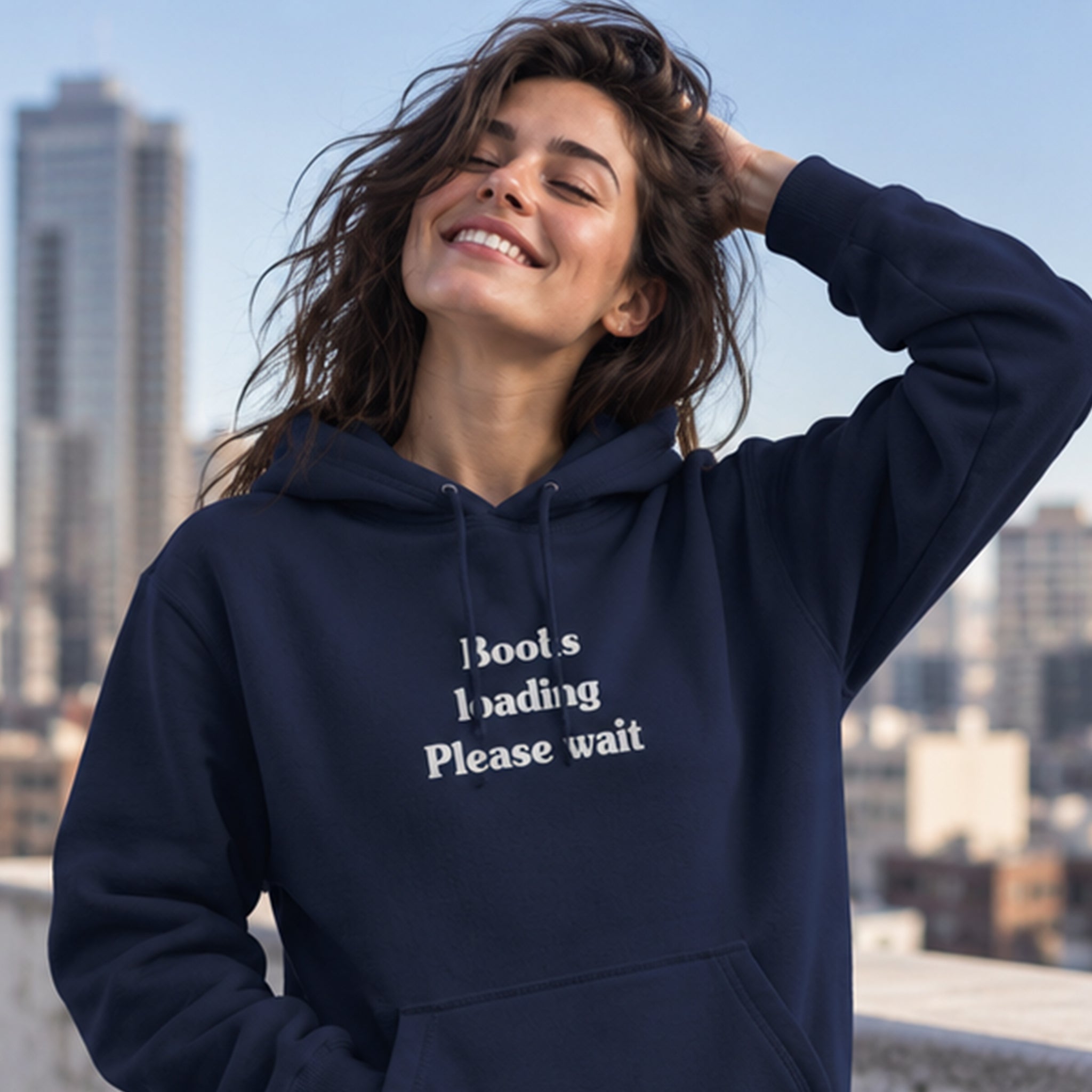 Boobs Loading Please Wait Hoodie – Lacivert – model üzerinde ön görünüm