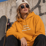 Boobs Loading Please Wait Hoodie – Turuncu – model üzerinde ön görünüm