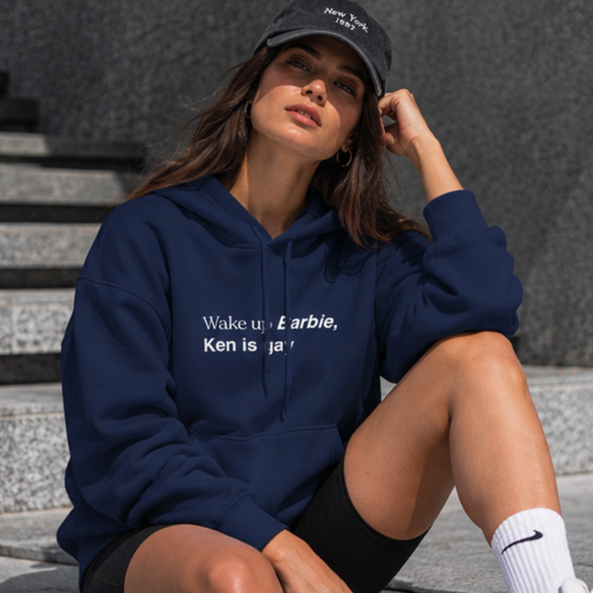 Wake Up Barbie Hoodie – Lacivert – model üzerinde ön görünüm