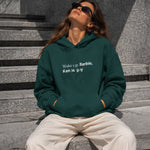 Wake Up Barbie Hoodie – Koyu Yeşil – model üzerinde ön görünüm