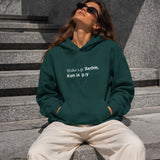 Wake Up Barbie Hoodie – Koyu Yeşil – model üzerinde ön görünüm