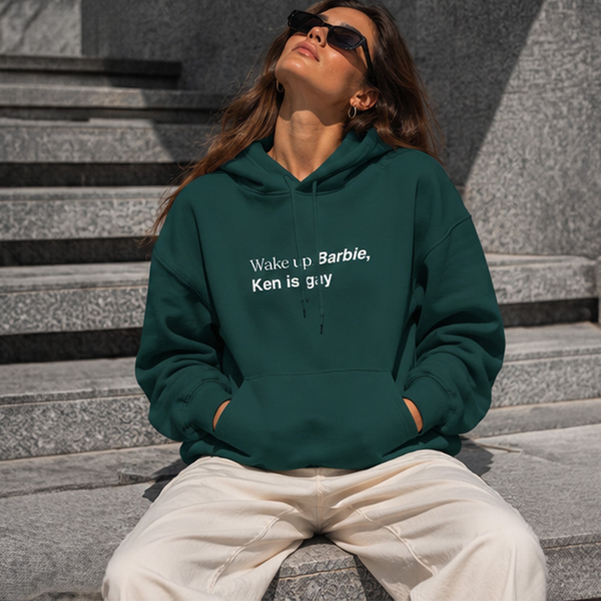 Wake Up Barbie Hoodie – Koyu Yeşil – model üzerinde ön görünüm