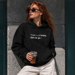 Wake Up Barbie Hoodie – Siyah – model üzerinde ön görünüm