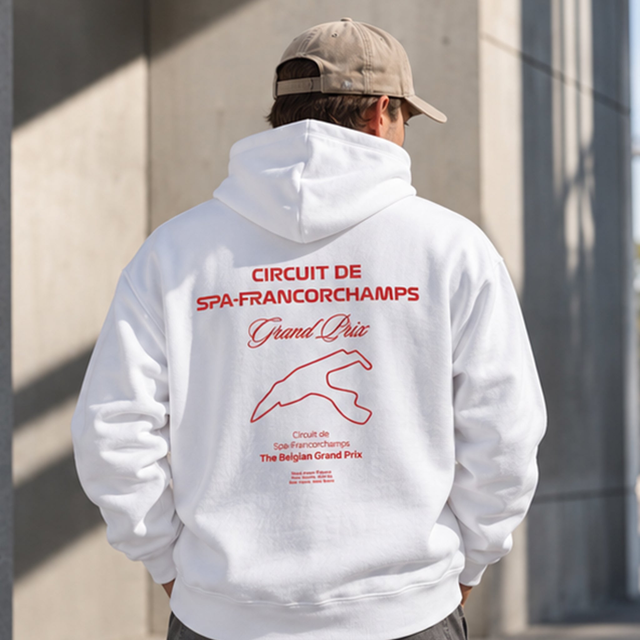 Spa-Francorchamps Grand Prix Hoodie – Beyaz – model üzerinde arka görünüm