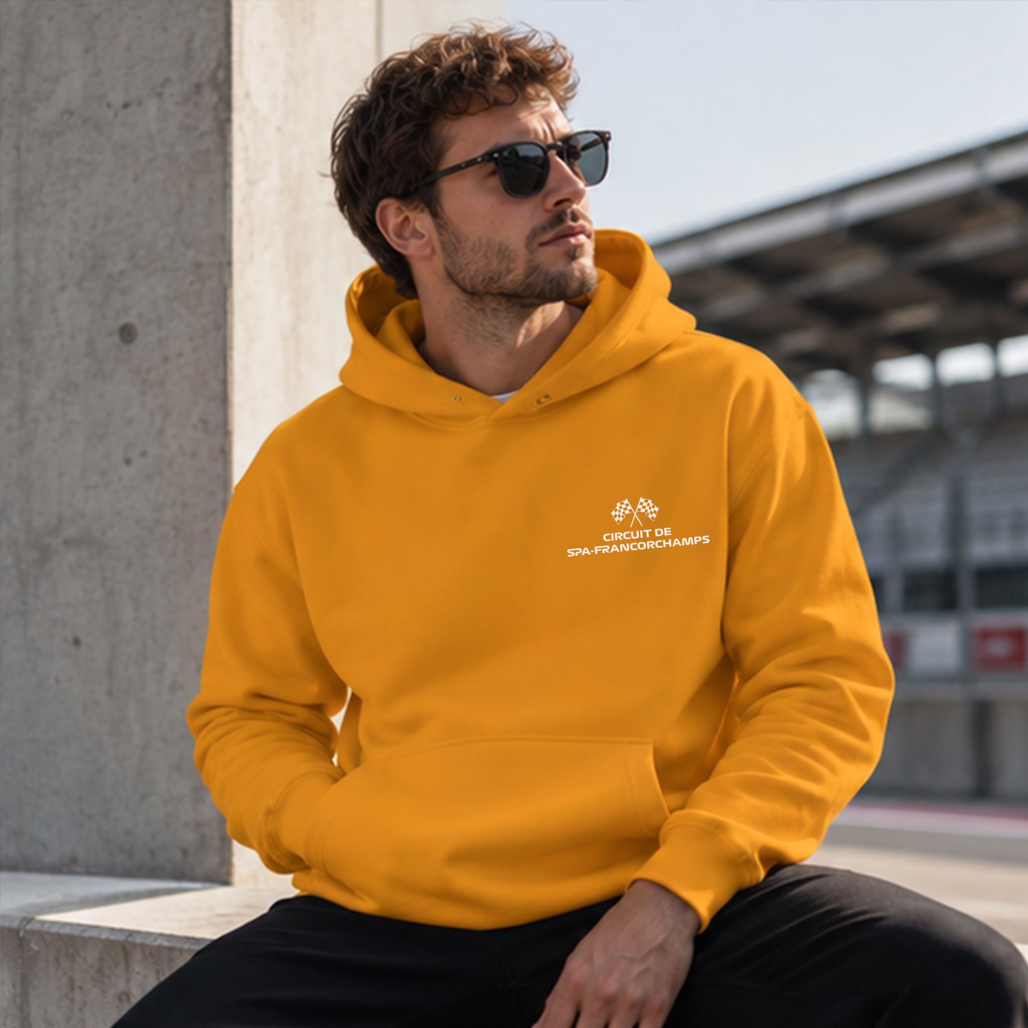 Spa-Francorchamps Grand Prix Hoodie – Turuncu – model üzerinde ön görünüm