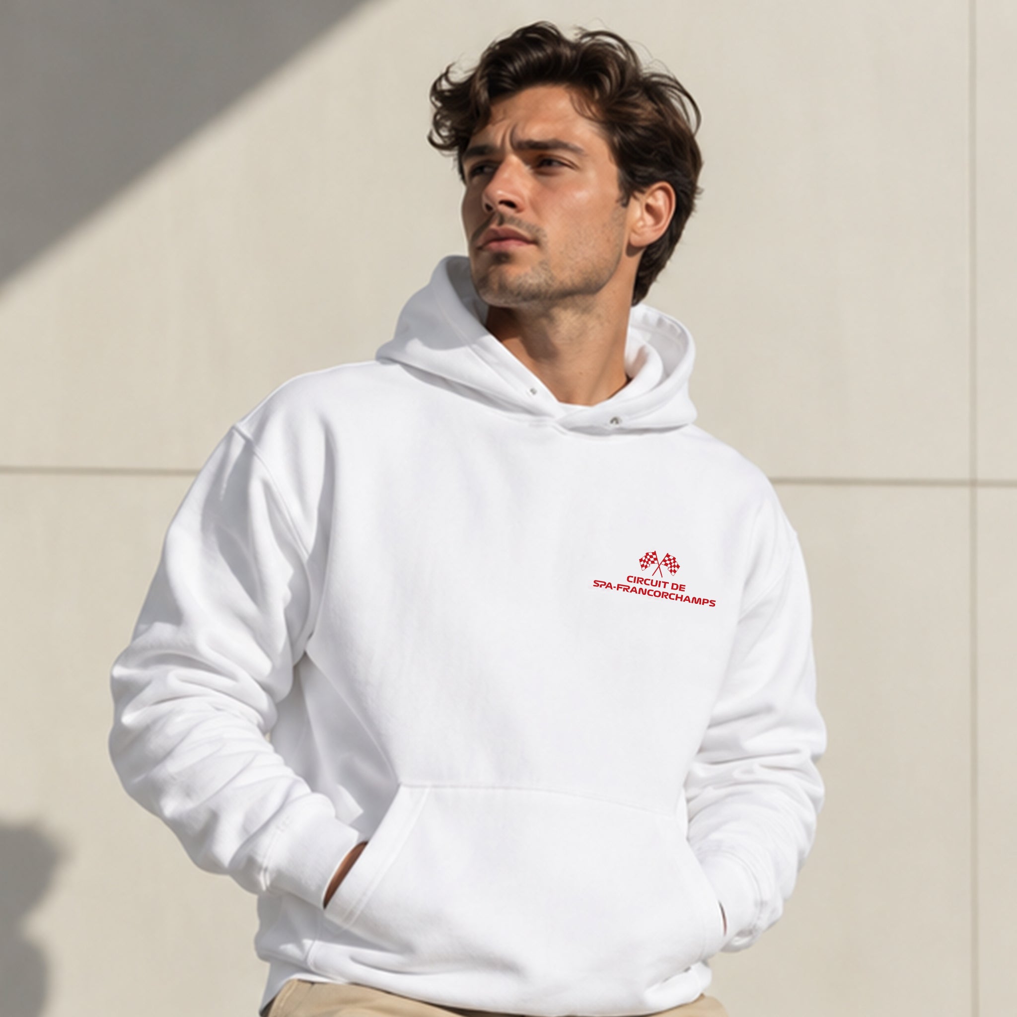 Spa-Francorchamps Grand Prix Hoodie – Beyaz – model üzerinde ön görünüm