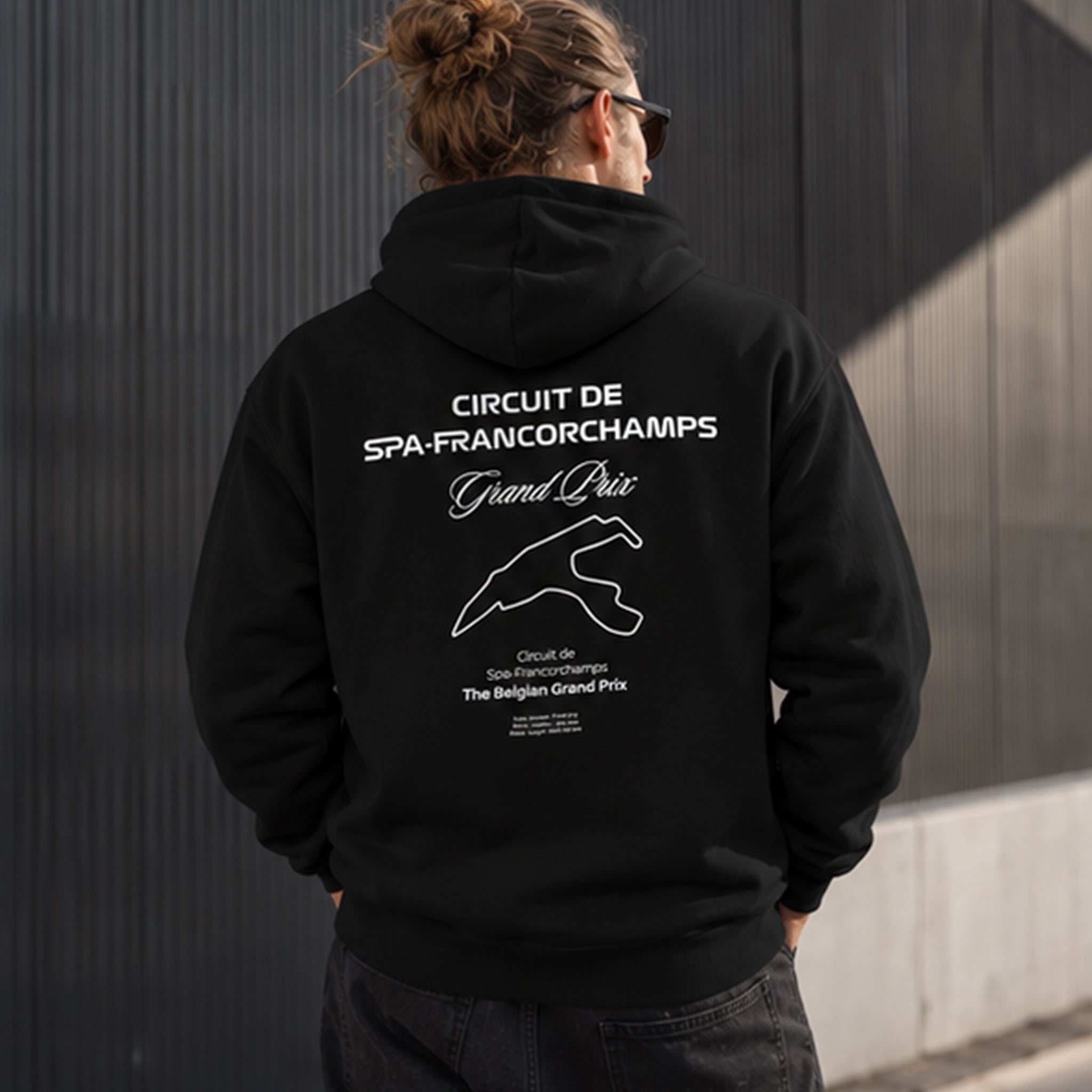 Spa-Francorchamps Grand Prix Hoodie – Siyah – model üzerinde arka görünüm