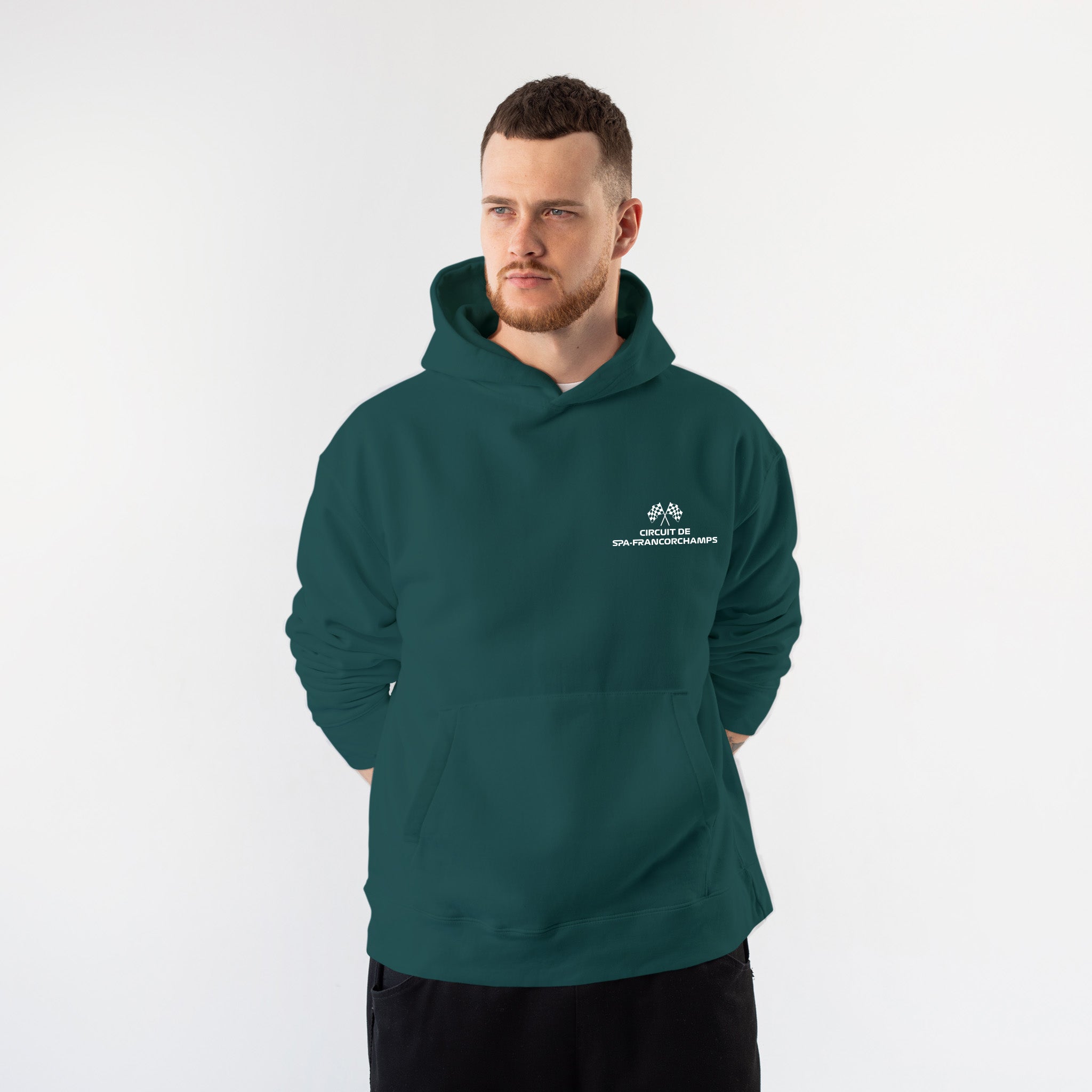 Spa-Francorchamps Grand Prix Hoodie – Koyu Yeşil – model üzerinde ön görünüm