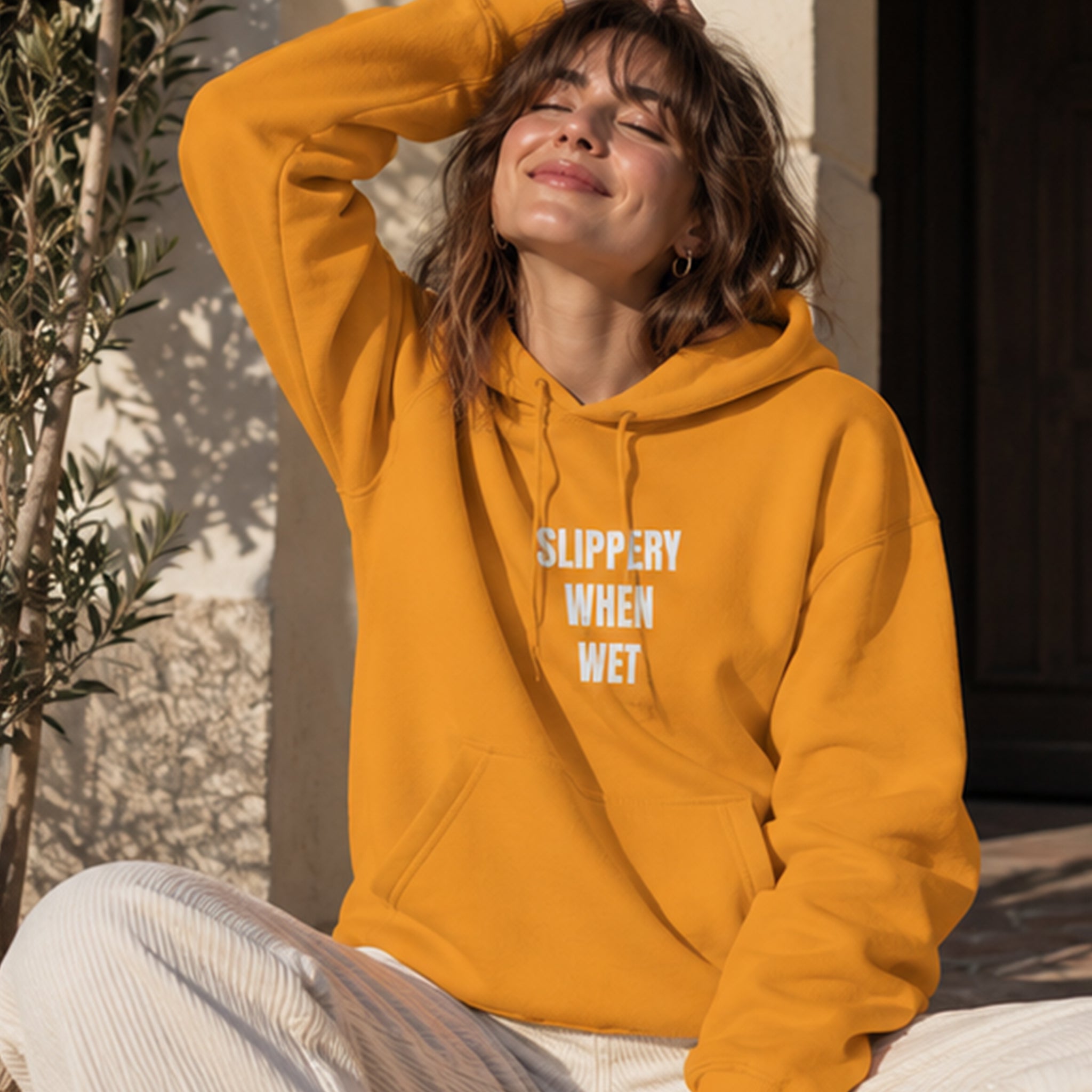 Slippery When Wet Hoodie – Turuncu – model üzerinde ön görünüm