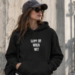 Slippery When Wet Hoodie – Siyah – model üzerinde ön görünüm