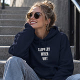 Slippery When Wet Hoodie – Lacivert – model üzerinde ön görünüm