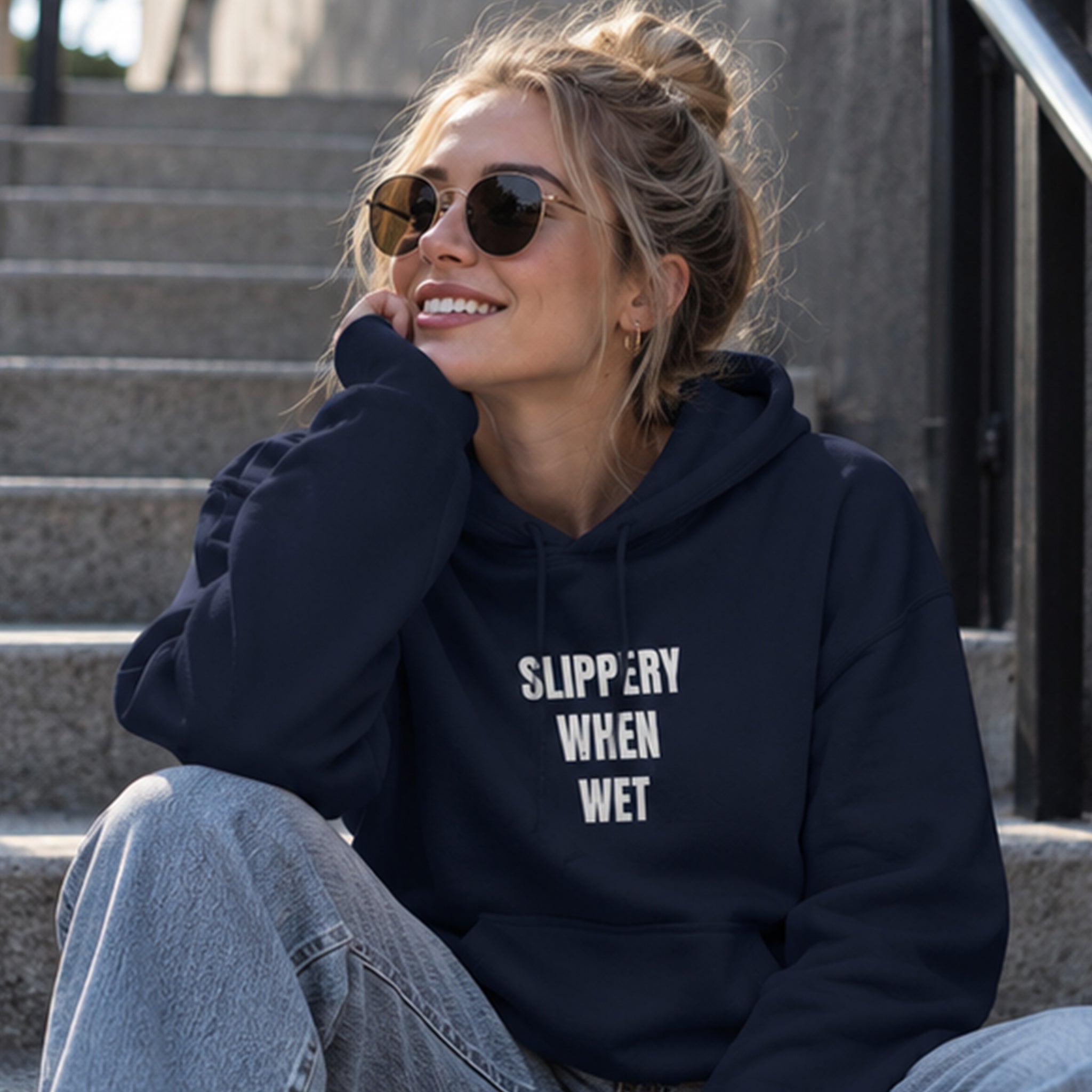 Slippery When Wet Hoodie – Lacivert – model üzerinde ön görünüm