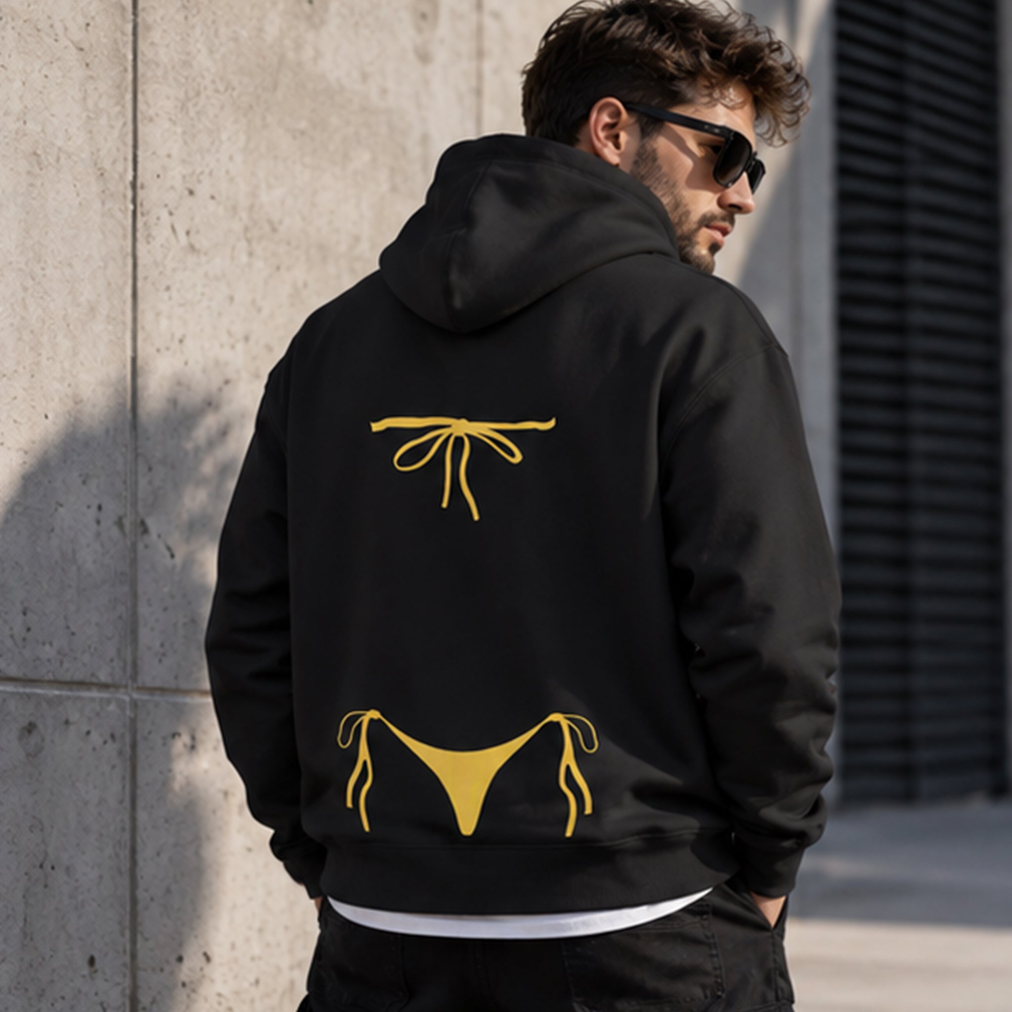 Yellow Bikini Hoodie – Siyah – model üzerinde arka görünüm