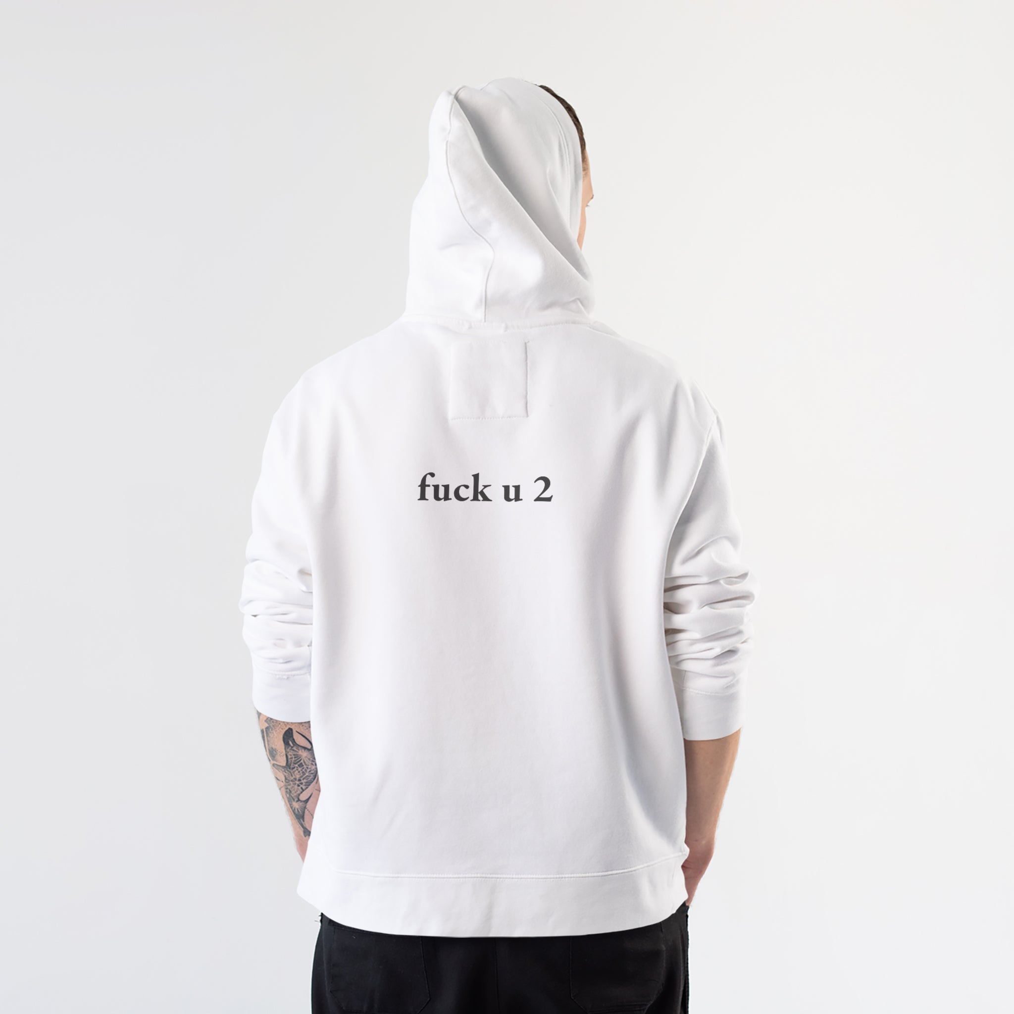 FUCK U Hoodie – Beyaz – model üzerinde arka görünüm