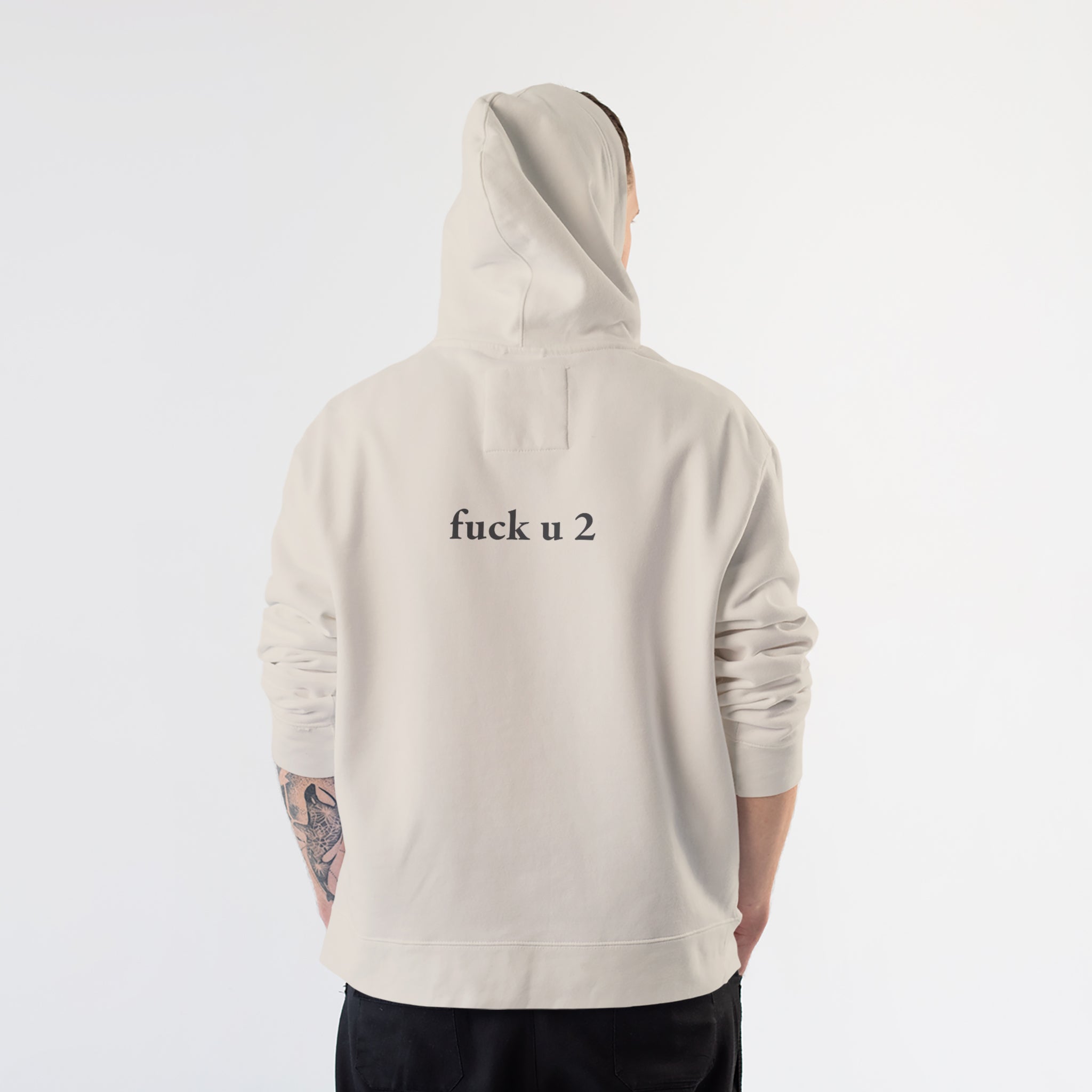 FUCK U Hoodie – Krem – model üzerinde arka görünüm