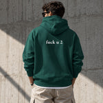 FUCK U Hoodie – Koyu Yeşil – model üzerinde arka görünüm
