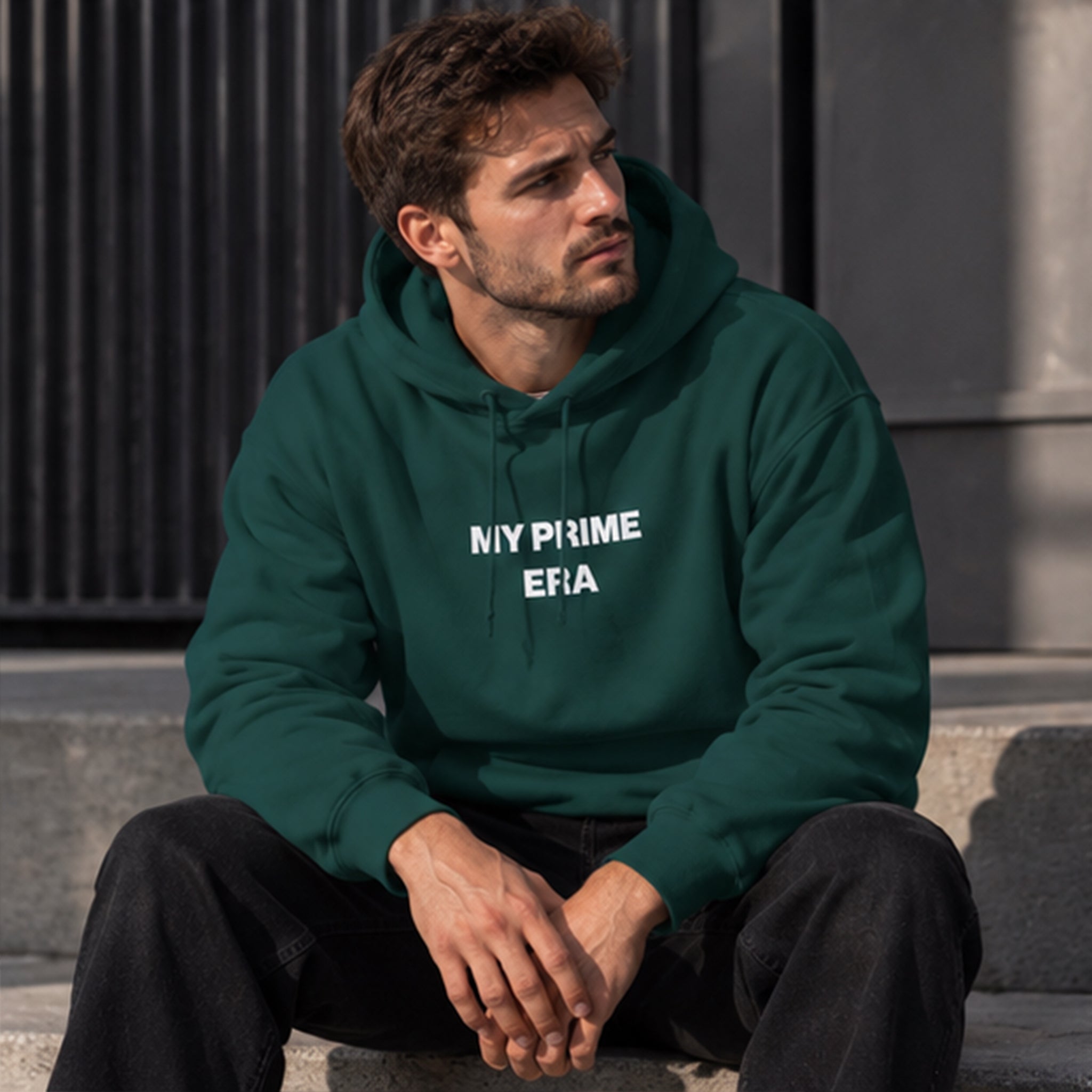 My Prime Era Hoodie – Koyu Yeşil – model üzerinde ön görünüm