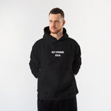 My Prime Era Hoodie – Siyah – model üzerinde ön görünüm