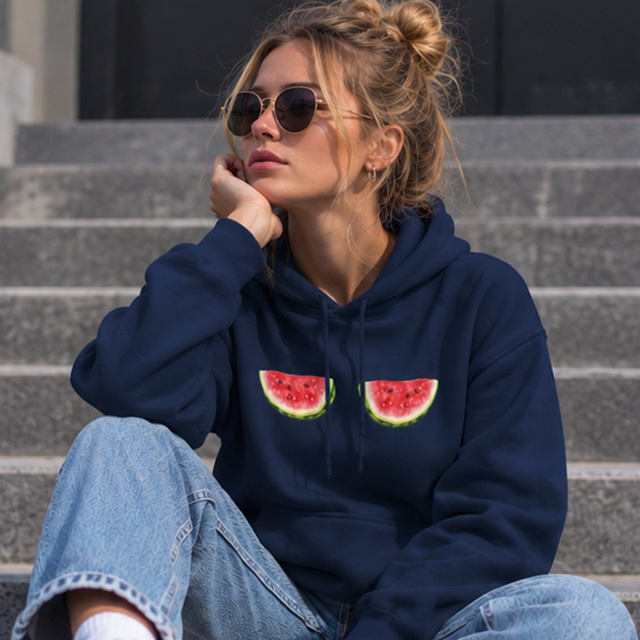 Summer Twins Hoodie – Lacivert – model üzerinde ön görünüm