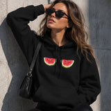 Summer Twins Hoodie – Siyah – model üzerinde ön görünüm
