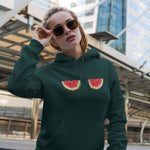 Summer Twins Hoodie – Koyu Yeşil – model üzerinde ön görünüm