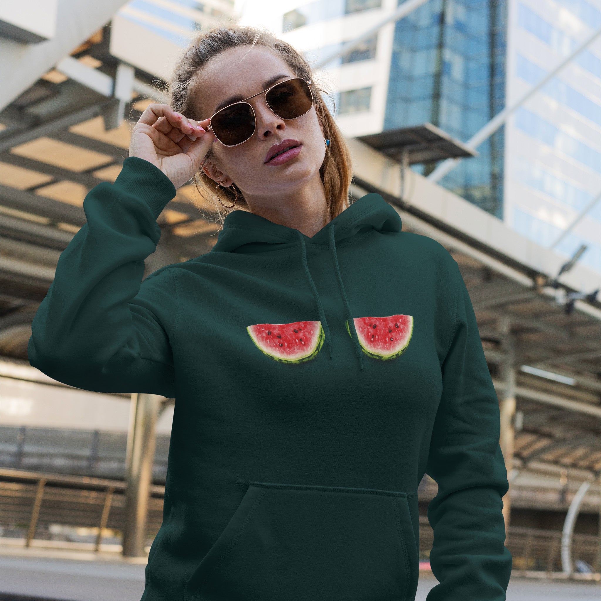 Summer Twins Hoodie – Koyu Yeşil – model üzerinde ön görünüm