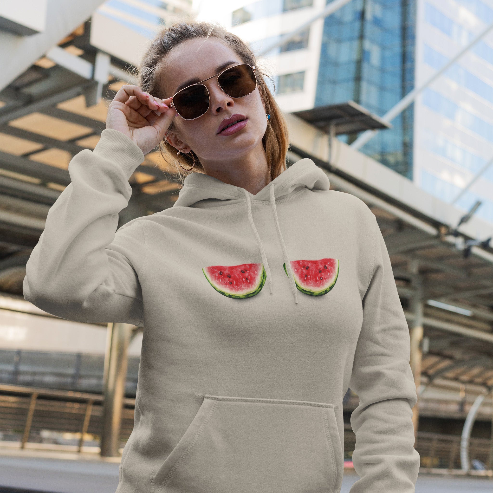 Summer Twins Hoodie – Krem – model üzerinde ön görünüm