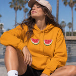 Summer Twins Hoodie – Turuncu – model üzerinde ön görünüm