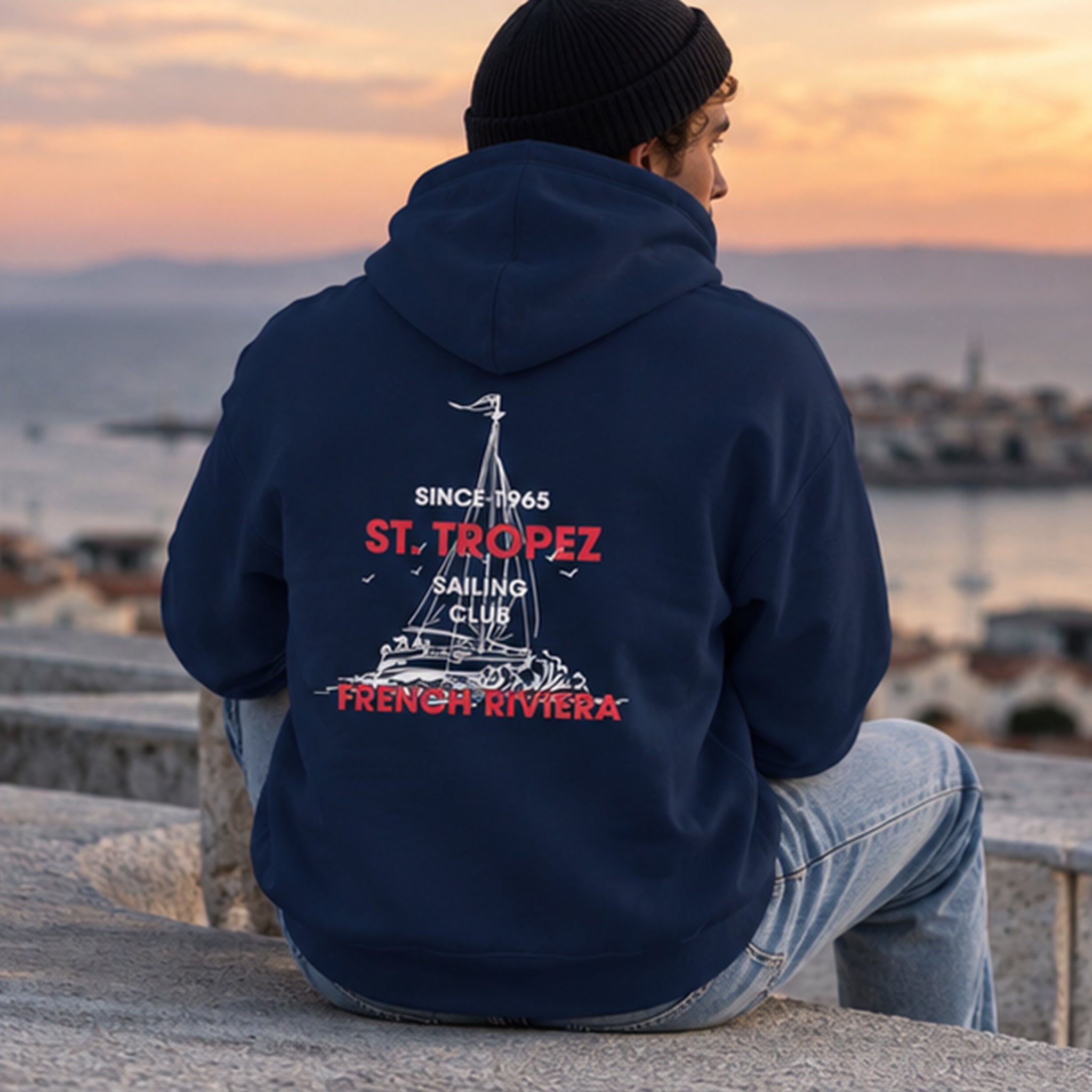 Saint Tropez Sailing Club Hoodie – Lacivert – model üzerinde arka görünüm