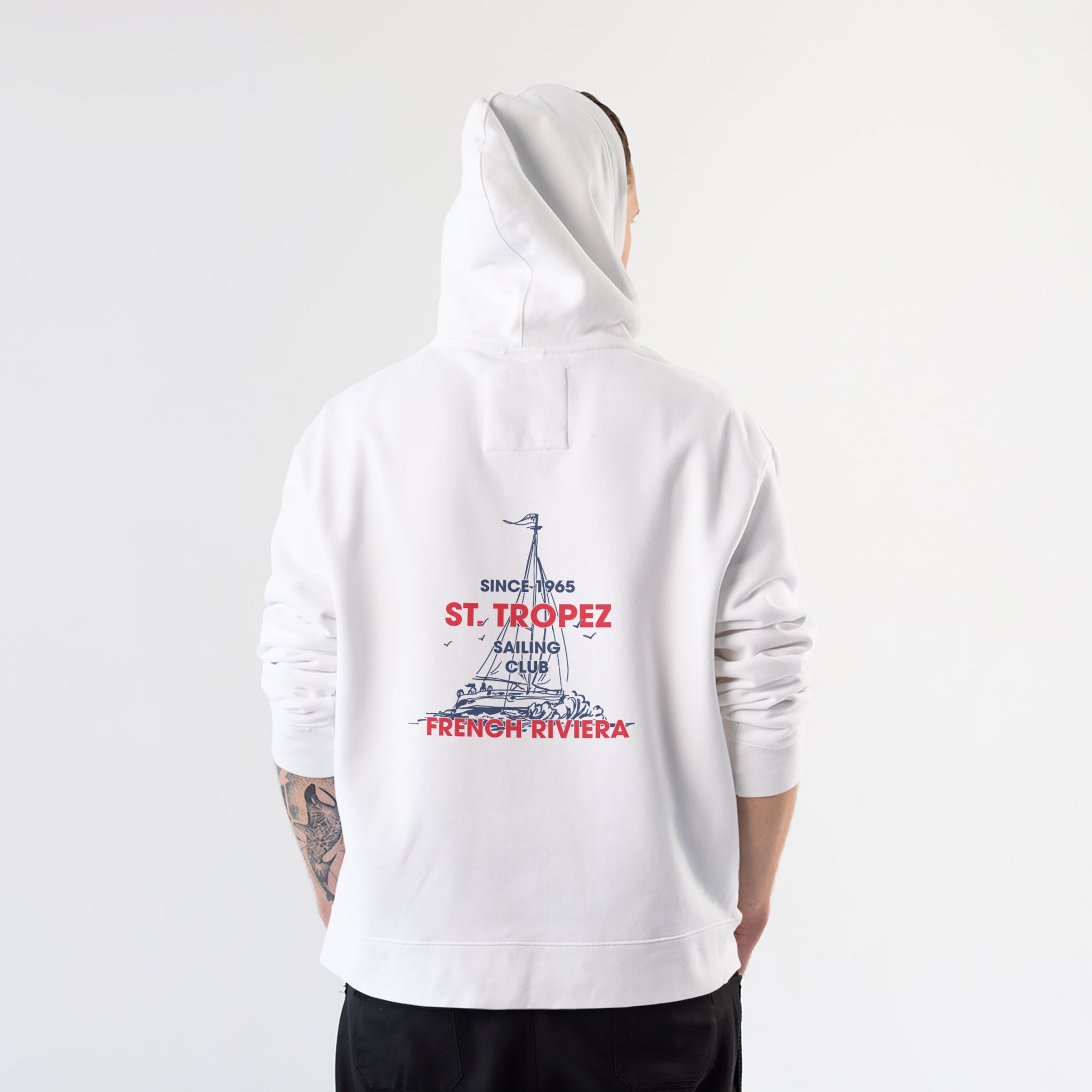 Saint Tropez Sailing Club Hoodie – Beyaz – model üzerinde arka görünüm